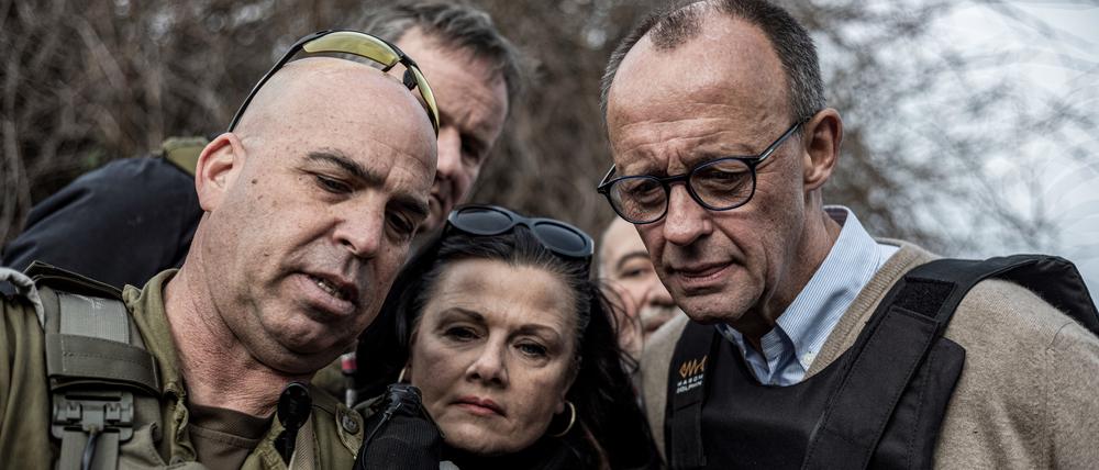 Gitta Connemann (m.), Bundesvorsitzende der Mittelstands- und Wirtschaftsunion, und Friedrich Merz (r.), CDU Bundesvorsitzender und Fraktionsvorsitzender der CDU/CSU-Fraktion im Bundestag, im israelischen Kibbuz Sasa.