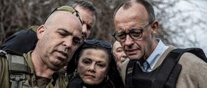 Gitta Connemann (m.), Bundesvorsitzende der Mittelstands- und Wirtschaftsunion, und Friedrich Merz (r.), CDU Bundesvorsitzender und Fraktionsvorsitzender der CDU/CSU-Fraktion im Bundestag, im israelischen Kibbuz Sasa.