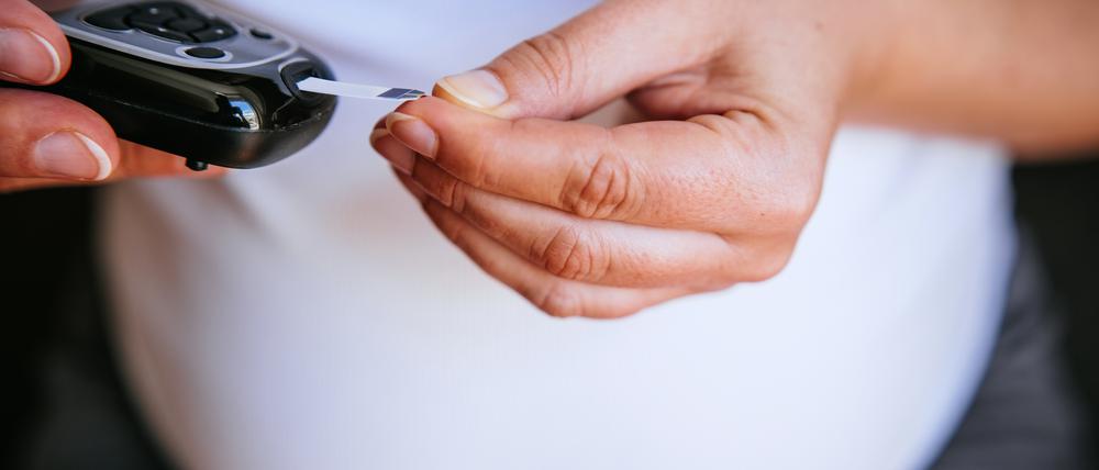 Gegen Schwangerschaftsdiabetes hilft häufig schon eine Ernährungsumstellung und regelmäßige Messung des Blutzuckerspiegels.