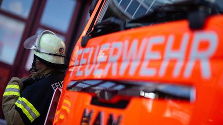 Eine Einsatzkraft der Feuerwehr 