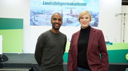 ARCHIV - 13.12.2023, Berlin: Philmon Ghirmai (Bündnis90/Die Grünen), Landesvorsitzender, und die Bundestagsabgeordnete Nina Stahr (Bündnis90/Die Grünen) kommen zur Landesdelegiertenkonferenz (LDK) ihrer Partei ins Tagungswerk in der Lindenstraße.  (zu dpa: «Berliner Grüne erreichen Marke von 13 000 Mitgliedern») Foto: Jörg Carstensen/dpa +++ dpa-Bildfunk +++