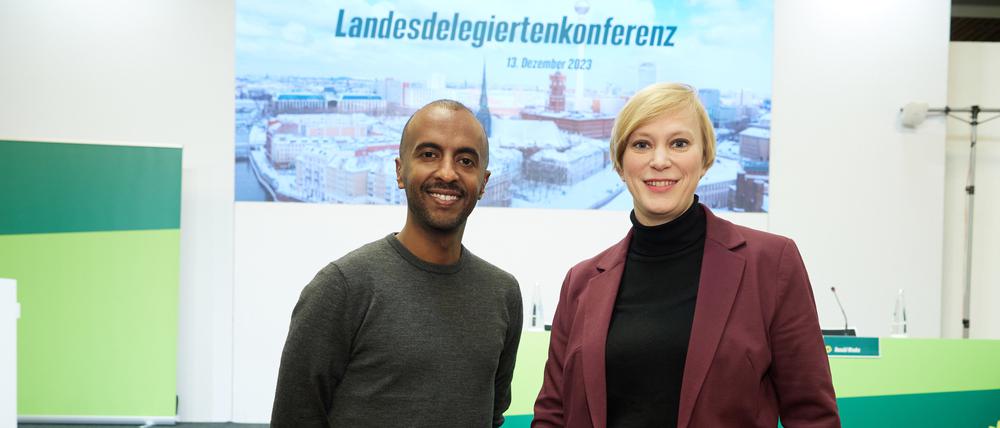 ARCHIV - 13.12.2023, Berlin: Philmon Ghirmai (Bündnis90/Die Grünen), Landesvorsitzender, und die Bundestagsabgeordnete Nina Stahr (Bündnis90/Die Grünen) kommen zur Landesdelegiertenkonferenz (LDK) ihrer Partei ins Tagungswerk in der Lindenstraße.  (zu dpa: «Berliner Grüne erreichen Marke von 13 000 Mitgliedern») Foto: Jörg Carstensen/dpa +++ dpa-Bildfunk +++