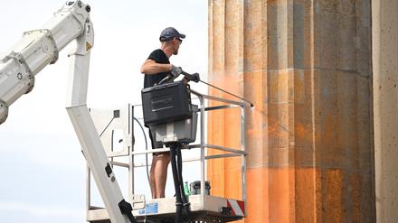 ARCHIV - 18.09.2023, Berlin: Reinigungsarbeiten nach einem Farbanschlag der Klimagruppe Letzte Generation auf das Brandenburger Tor. (zu dpa: «Klage gegen Klimaaktivisten nach Farbattacke auf Brandenburger Tor») Foto: Britta Pedersen/dpa +++ dpa-Bildfunk +++