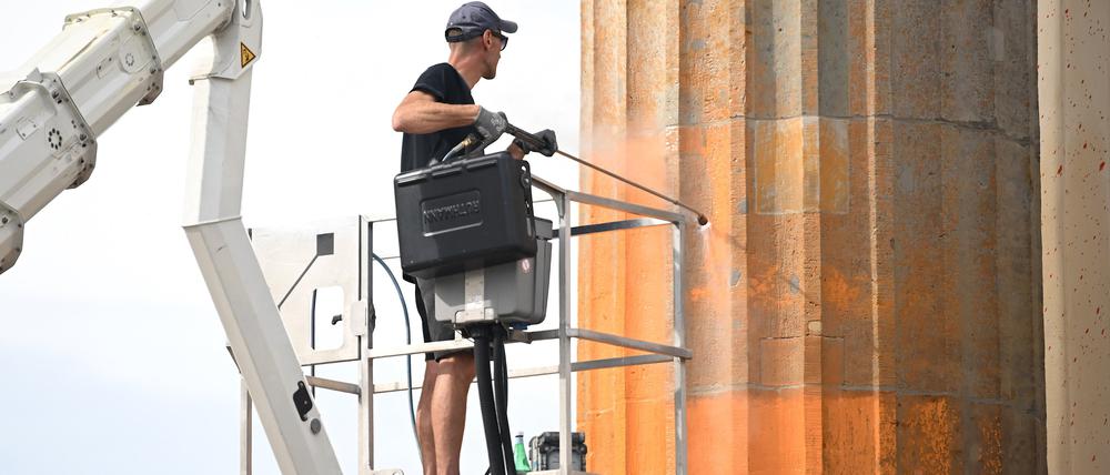 ARCHIV - 18.09.2023, Berlin: Reinigungsarbeiten nach einem Farbanschlag der Klimagruppe Letzte Generation auf das Brandenburger Tor. (zu dpa: «Klage gegen Klimaaktivisten nach Farbattacke auf Brandenburger Tor») Foto: Britta Pedersen/dpa +++ dpa-Bildfunk +++
