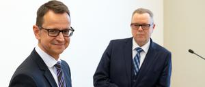 Michael Stübgen (r, CDU), Innenminister von Brandenburg, und Jörg Müller, Leiter des Verfassungsschutzes .