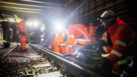 05.02.2024, Berlin: Arbeiter führen bei einer Baustellen-Begehung des Nord-Süd-Tunnels der Berliner S-Bahn Gleisarbeiten durch. Bis voraussichtlich Freitag, 16. Februar, werden im Nord-Süd-Tunnel der S-Bahn Berlin Instandhaltungsarbeiten durchgeführt. Foto: Christoph Soeder/dpa +++ dpa-Bildfunk +++
