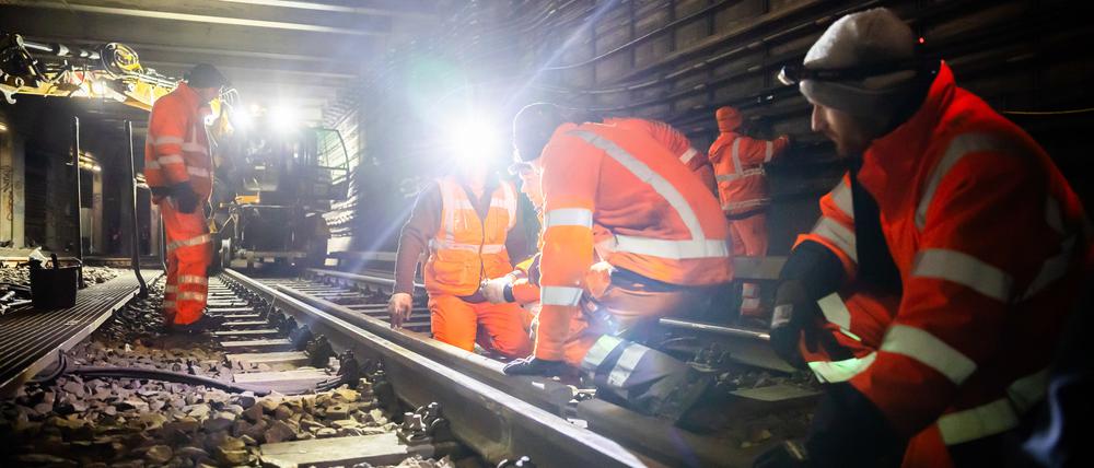 05.02.2024, Berlin: Arbeiter führen bei einer Baustellen-Begehung des Nord-Süd-Tunnels der Berliner S-Bahn Gleisarbeiten durch. Bis voraussichtlich Freitag, 16. Februar, werden im Nord-Süd-Tunnel der S-Bahn Berlin Instandhaltungsarbeiten durchgeführt. Foto: Christoph Soeder/dpa +++ dpa-Bildfunk +++