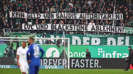 Spruchbänder und Tennisballwürfe gehören in den Bundesligen mittlerweile zur Normalität.