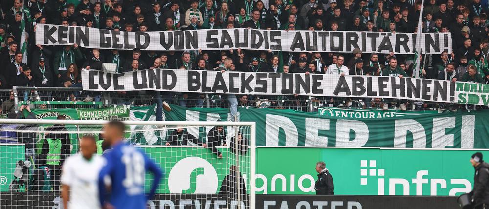 Spruchbänder und Tennisballwürfe gehören in den Bundesligen mittlerweile zur Normalität.