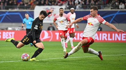 Reals Brahim Diaz erzielt das 1:0, Leipzigs Willi Orban ist machtlos.