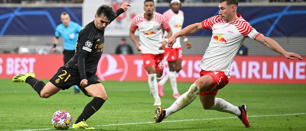Reals Brahim Diaz erzielt das 1:0, Leipzigs Willi Orban ist machtlos.