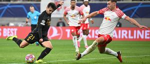 Reals Brahim Diaz erzielt das 1:0, Leipzigs Willi Orban ist machtlos.