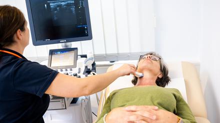 Versicherte, die das Hausarztmodell in Anspruch nehmen, binden sich für mindestens ein Jahr an einen Hausarzt oder eine Hausärztin – und verpflichten sich dazu, bei gesundheitlichen Problemen immer zuerst dort hinzugehen. 