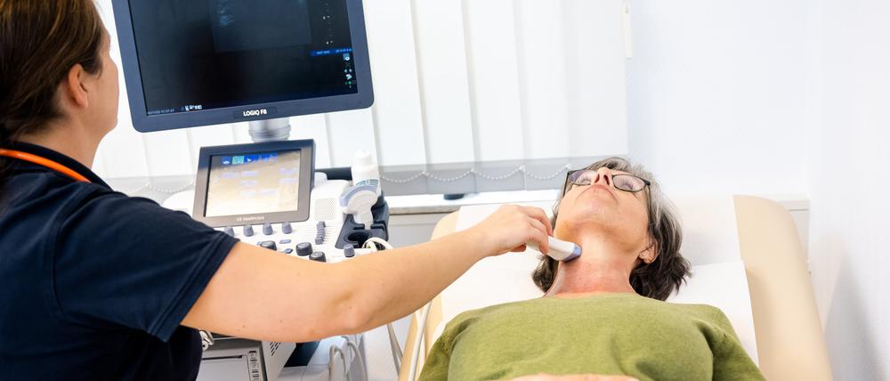 Versicherte, die das Hausarztmodell in Anspruch nehmen, binden sich für mindestens ein Jahr an einen Hausarzt oder eine Hausärztin – und verpflichten sich dazu, bei gesundheitlichen Problemen immer zuerst dort hinzugehen.