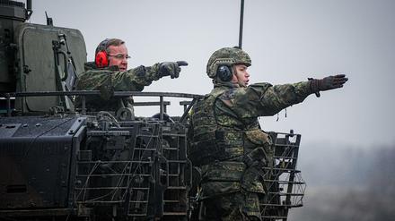 Boris Pistorius (SPD), Bundesminister der Verteidigung, steht mit einem Soldaten bei seinem Antrittsbesuch bei der Bundeswehr auf dem Truppenübungsplatz Altengrabow in einem Puma-Schützenpanzer. 