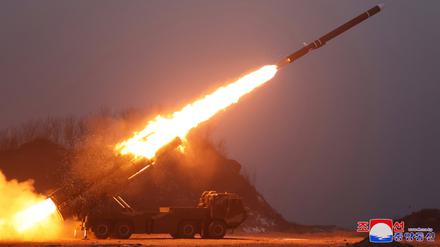 Die von der staatlichen nordkoreanischen Nachrichtenagentur KCNA zur Verfügung gestellte Aufnahme zeigt nach Angaben von KCNA den Test eines Marschflugkörpers vom Typ „Hwasal-2“.