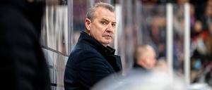 Etwas genervt. Eisbären-Trainer Serge Aubin.