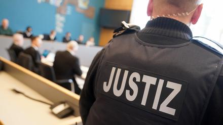 Der Angeklagte (3.v.l) sitzt neben seinen Anwälten vor Beginn des Prozesses wegen schweren sexuellen Missbrauchs eines Kindes im Sitzungssaal im Landgericht Lübeck.