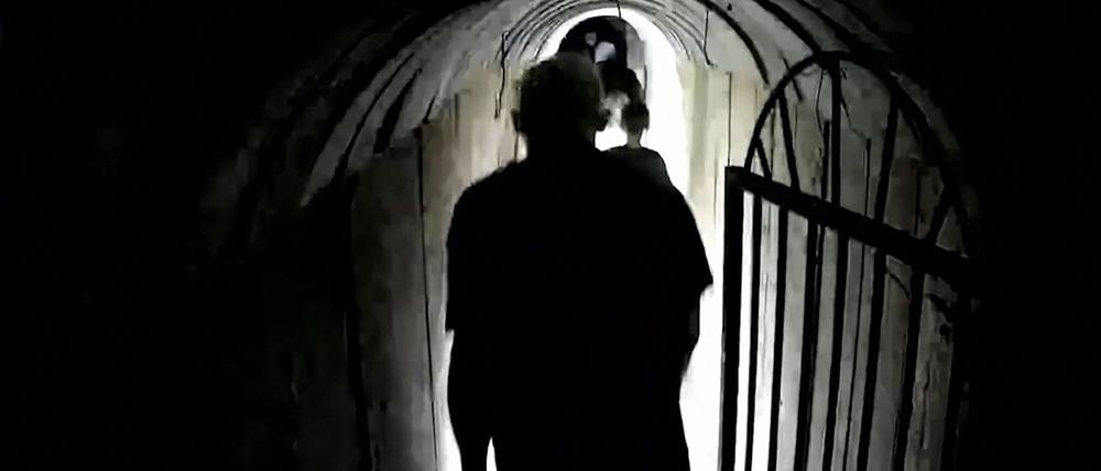 Screenshot eines Videos, das die israelische Armee am 13. Februar 2024 veröffentlicht hat. Sie zeigt die Silhouette eines Mannes in einem Tunnel. Es wird gemutmaßt, bei der Person könne es sich um den Hamas-Führer Yahya Sinwar handeln.