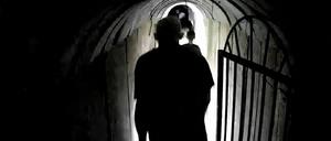 Screenshot eines Videos, das die israelische Armee am 13. Februar 2024 veröffentlicht hat. Sie zeigt die Silhouette eines Mannes in einem Tunnel. Es wird gemutmaßt, bei der Person könne es sich um den Hamas-Führer Yahya Sinwar handeln.