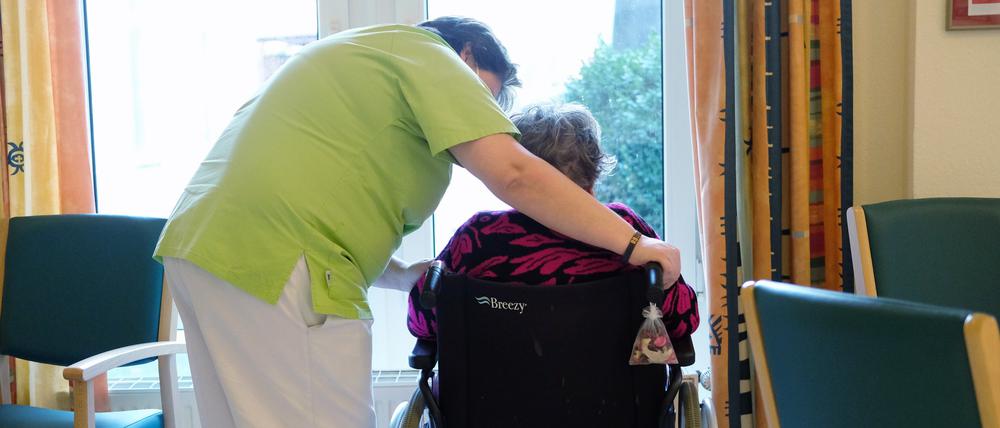 Leihkraft oder Stammpersonal – wer pflegt in den Heimen?