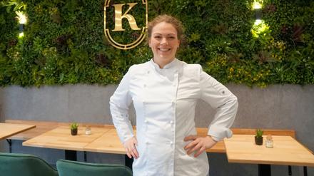 Die Konditorin Kira Steurer hat in Charlottenburg "Kiras Café" eröffnet und backt dort alle Törtchen selbst.Foto: Cay Dobberke