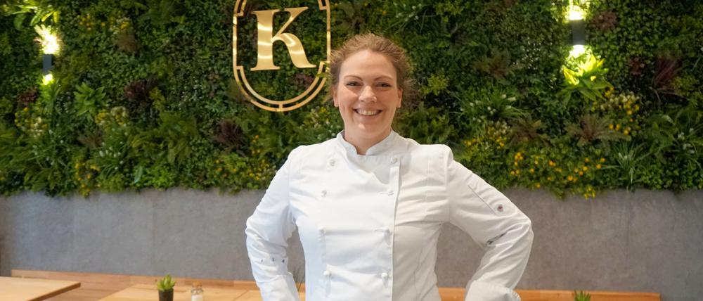 Die Konditorin Kira Steurer hat in Charlottenburg "Kiras Café" eröffnet und backt dort alle Törtchen selbst.Foto: Cay Dobberke