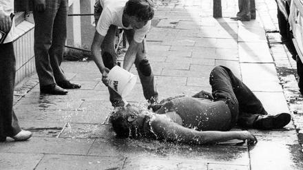 Zur ARTE-Sendung
Die Paten von St. Pauli (1/3)
(1): Vom Hafenarbeiter zum Millionär
Betrunkener auf der Reeperbahn, 60er Jahre
© Günter Zint
Foto: ZDF
Honorarfreie Verwendung nur im Zusammenhang mit genannter Sendung und bei folgender Nennung "Bild: Sendeanstalt/Copyright". Andere Verwendungen nur nach vorheriger Absprache: ARTE-Bildredaktion, Silke Wölk Tel.: +33 3 90 14 22 25, E-Mail: bildredaktion@arte.tv Betrunkener auf der Reeperbahn, Die Paten von St. Pauli, arte