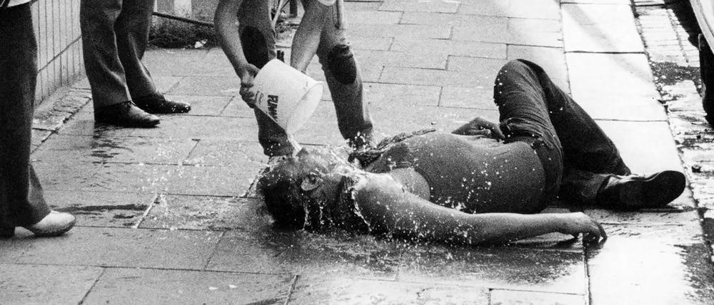 Zur ARTE-Sendung
Die Paten von St. Pauli (1/3)
(1): Vom Hafenarbeiter zum Millionär
Betrunkener auf der Reeperbahn, 60er Jahre
© Günter Zint
Foto: ZDF
Honorarfreie Verwendung nur im Zusammenhang mit genannter Sendung und bei folgender Nennung "Bild: Sendeanstalt/Copyright". Andere Verwendungen nur nach vorheriger Absprache: ARTE-Bildredaktion, Silke Wölk Tel.: +33 3 90 14 22 25, E-Mail: bildredaktion@arte.tv Betrunkener auf der Reeperbahn, Die Paten von St. Pauli, arte
