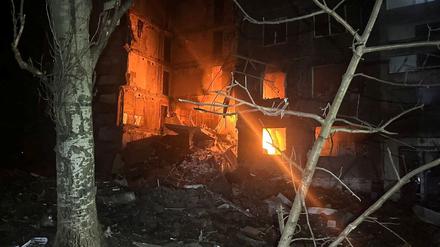 Das Standbild vom 14. Februar 2024 zeigt ein Wohnhaus, das nach einem Angriff auf Selydowe beschädigt wurde.