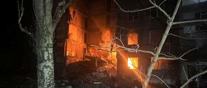 Das Standbild vom 14. Februar 2024 zeigt ein Wohnhaus, das nach einem Angriff auf Selydowe beschädigt wurde.