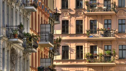 Balkone und malerische Altbauten am Chamissoplatz, nahe Bergmannstraße, Kreuzberg, Berlin.