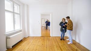 Gestellte Aufnahme zum Thema Wohnungsbesichtigung. Menschen schauen sich eine Altbauwohnung an. 