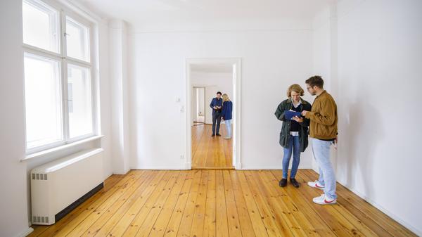 Gestellte Aufnahme zum Thema Wohnungsbesichtigung. Menschen schauen sich eine Altbauwohnung an.