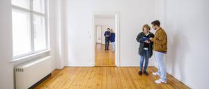 Gestellte Aufnahme zum Thema Wohnungsbesichtigung. Menschen schauen sich eine Altbauwohnung an.
