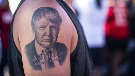Ein Tattoo mit dem Konterfei Donald Trumps und dessen Slogan „Make America Great Again“ am Oberarm eines Anhängers.