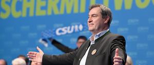 Markus Söder (CSU), Ministerpräsident von Bayern und CSU-Chef, nimmt nach seiner Rede beim politischen Aschermittwoch der CSU den Applaus entgegen. 