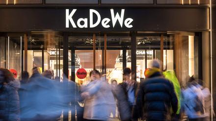 Passanten am Eingang des KaDeWe in Berlin.