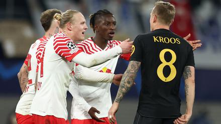 Meinungsverschiedenheit. Leipzigs Xaver Schlager (l-r) und Amadou Haidara diskutieren mit Reals Toni Kroos. 