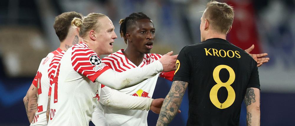 Meinungsverschiedenheit. Leipzigs Xaver Schlager (l-r) und Amadou Haidara diskutieren mit Reals Toni Kroos.
