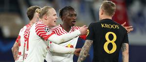 Meinungsverschiedenheit. Leipzigs Xaver Schlager (l-r) und Amadou Haidara diskutieren mit Reals Toni Kroos. 