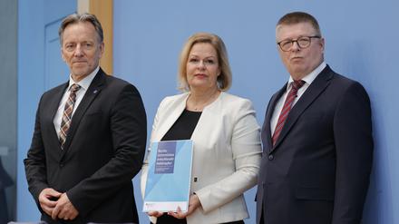 BKA-Präsident Holger Münch (links), Innenministerin Nancy Faeser (SPD) und Thomas Haldenwang, Präsident des Bundesamtes für Verfassungsschutz.