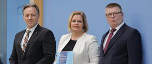 BKA-Präsident Holger Münch (links), Innenministerin Nancy Faeser (SPD) und Thomas Haldenwang, Präsident des Bundesamtes für Verfassungsschutz.
