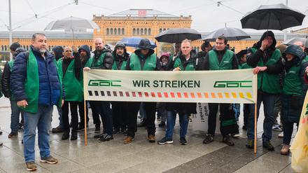 GDL-Mitglieder streiken vor dem Hauptbahnhof Hannover. 