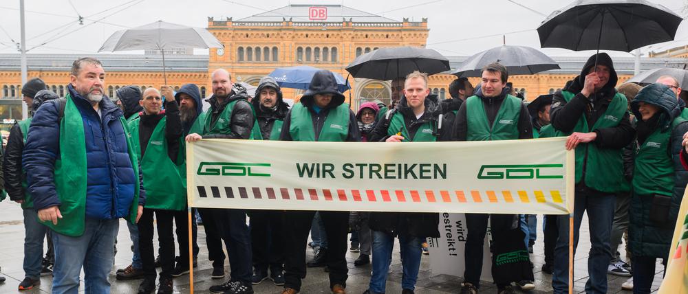 GDL-Mitglieder streiken vor dem Hauptbahnhof Hannover.
