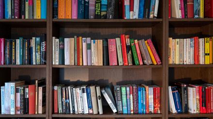 Ein Bücherregal.