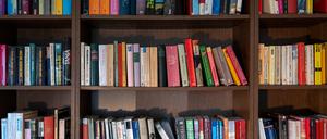 Ein Bücherregal.