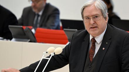 ARCHIV - 23.02.2023, Brandenburg, Potsdam: Jörg Steinbach (SPD), Wirtschaftsminister Brandenburgs, spricht in der Debatte des Landtages. (zu dpa: «Steinbach: Verkauf der Reifenproduktion in Fürstenwalde prüfen») Foto: Bernd Settnik/dpa +++ dpa-Bildfunk +++