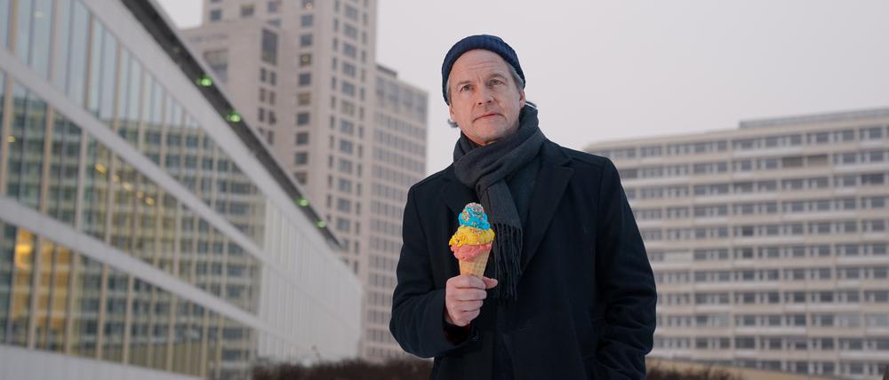 Eiscreme-Reporter auf Sinnsuche: Felix Theissen in „All Das Schoene“ an der Berliner Vagantenbuehne