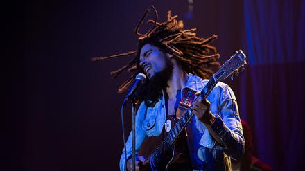 HANDOUT - 24.01.2023, ---: Kingsley Ben-Adir als Bob Marley in einer Szene des Films «Bob Marley: One Love» (undatierte Filmszene). Der Film kommt am 15.02.2024 in die deutschen Kinos. (zu dpa-Kinostarts) Foto: Chiabella James/Paramount Pictures Germany/dpa - ACHTUNG: Nur zur redaktionellen Verwendung bis zum 15.09.2024 im Zusammenhang mit einer Berichterstattung über den Film und nur mit vollständiger Nennung des vorstehenden Credits +++ dpa-Bildfunk +++